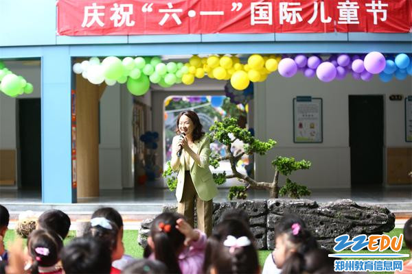 1幼儿园党总支书记、园长张莉致辞