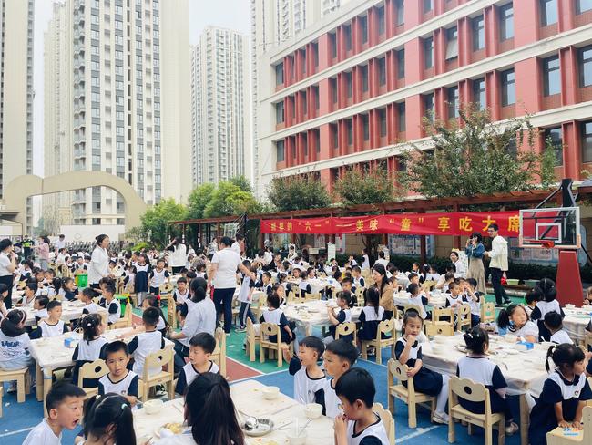 1.孩子们齐聚一堂，共享“大席”的美味、热闹