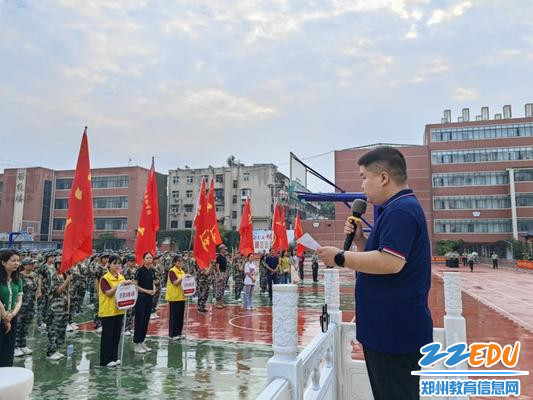 周子豪主持军训开营仪式