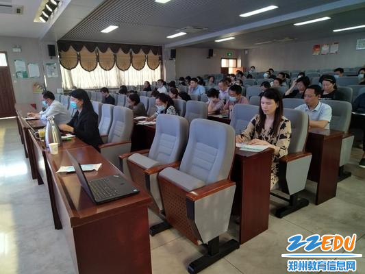 2学校党委书记、校长庞非、副校长王远荣、谢志东和全体一线老师共同聆听报告