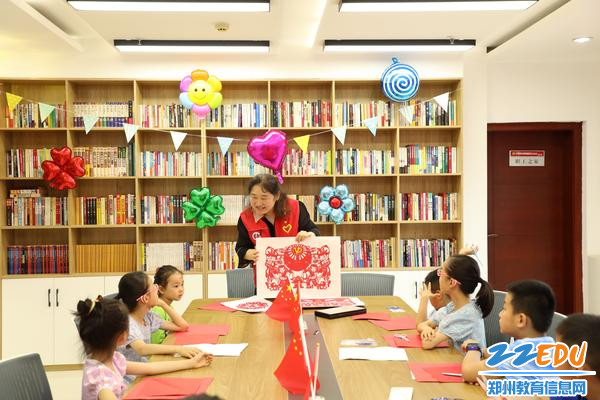 1郑州艺术幼儿师范学校开展剪纸艺术志愿服务活动