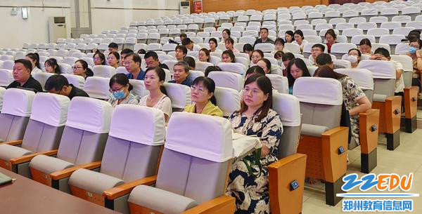 全体参训教师认真聆听