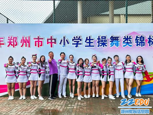 2.辅导员与选手合影留念 2.辅导员与选手合影留念