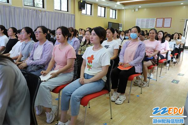 1.全体教职工齐聚多功能厅参加会议 1.全体教职工齐聚多功能厅参加会议