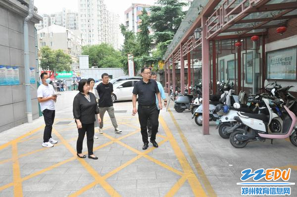 对车棚用电情况进行检查 对车棚用电情况进行检查
