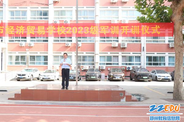 5.经贸学校党委副书记马进伟为西校区军训的新生加油鼓劲 5.经贸学校党委副书记马进伟为西校区军训的新生加油鼓劲