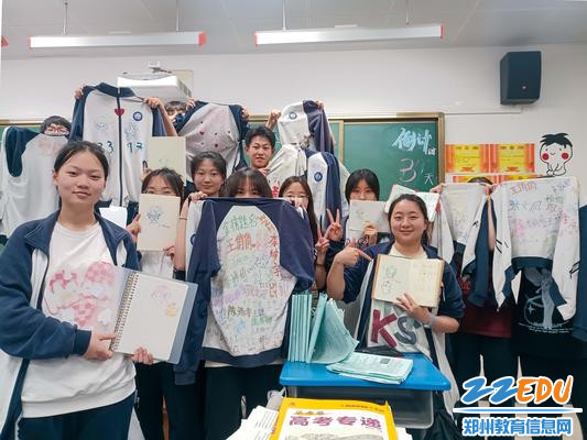 3同学们在展示王昭茜同学绘制的Q版头像 3同学们在展示王昭茜同学绘制的Q版头像
