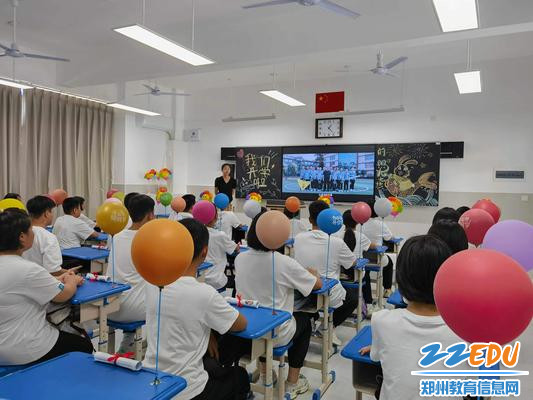 6.师生观看宣传片，感知八中文化