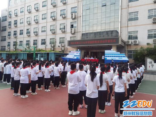 军训开营仪式在学校操场上举行