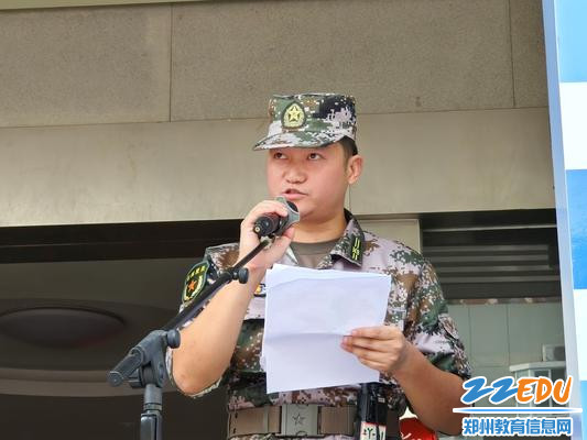 教官胡凯利代表全体教官发言