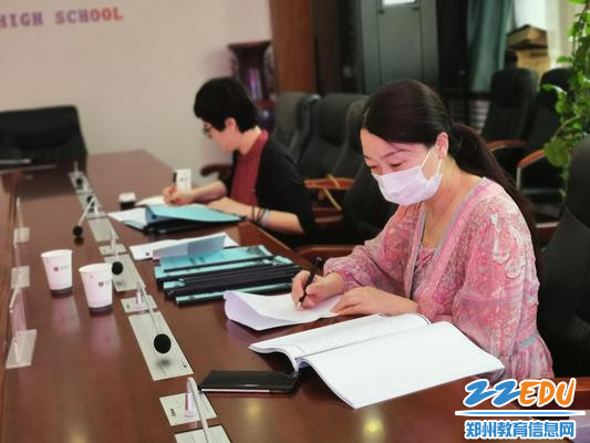 管城区音乐教研员冯咏华（左）高新区美术教研员赵鑫（右）查验材料1