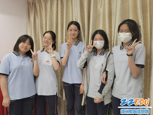 3成功组合后开心的微笑
