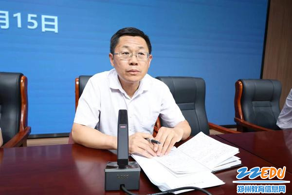 郑州市第一〇七高级中学副校长李旭安排教学工作