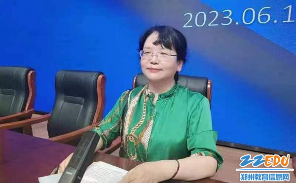 郑州市第一〇七高级中学校长张献雨鼓励教师们团结协作