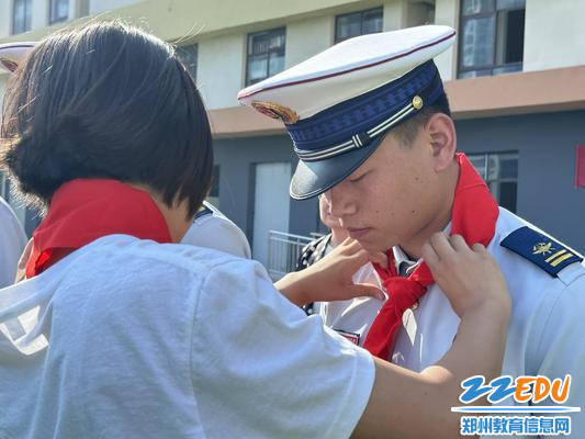 4.学生代表为教官佩戴红领巾