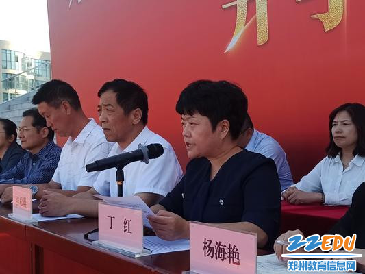 党总支副书记丁红回顾学校发展成果