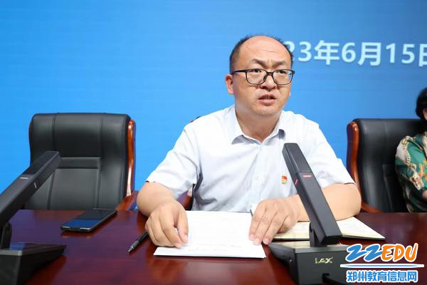 郑州市第一〇七高级中学副校长李志勇介绍学校建设情况