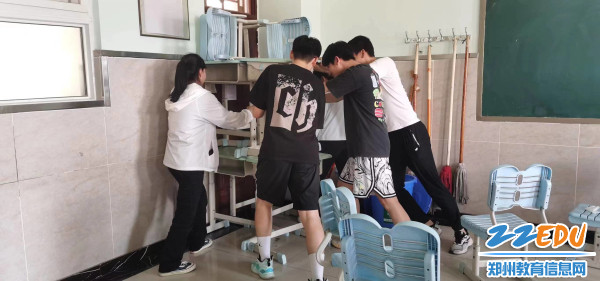 7、学生封闭门窗禁止歹徒进入教室