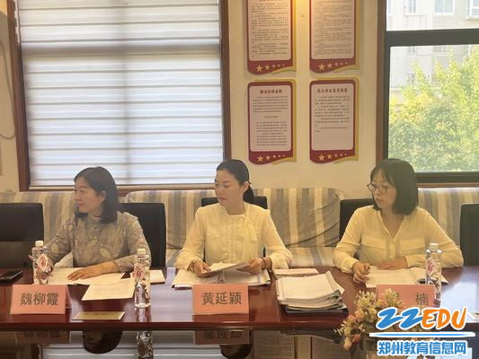 专家组成员认真听取汇报