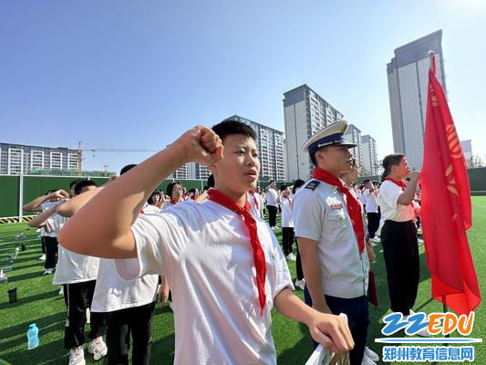 7.新生庄严宣誓：严格遵守国防教育活动要求