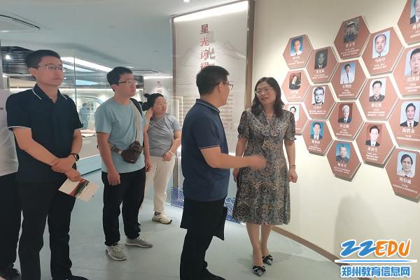 参观溧阳中学校史馆