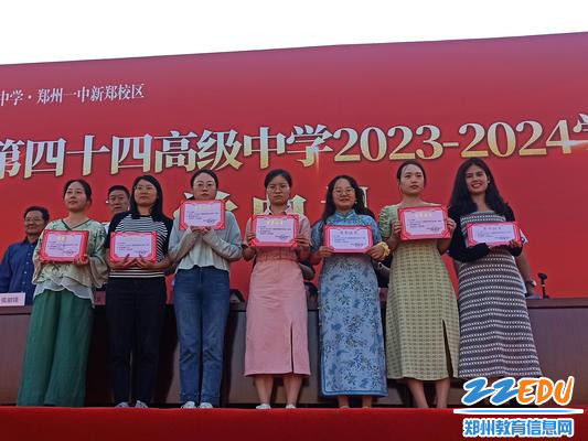 优秀教师代表合影纪念