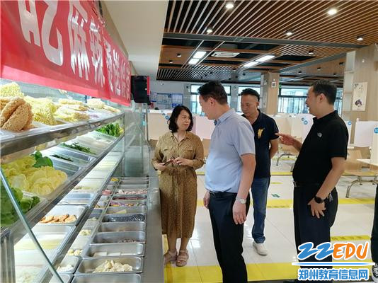 郑州市商贸管理学校食品安全管理小组对学生食堂进行食品安全专项检查_副本1