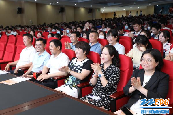 学校领导参加高三典礼