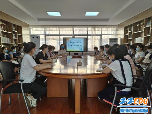 1保健主任付菁菁对保育老师进行培训