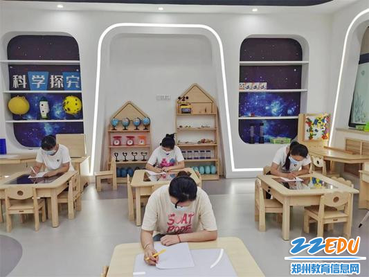 3保育老师认真答题