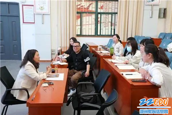 1河南省基础教育课程与教学发展中心中学教研部副主任崔秀玲进行课题指导