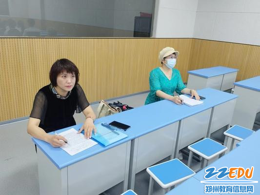 检查组走进教室听课