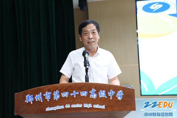 张松晨校长给予毕业生祝福