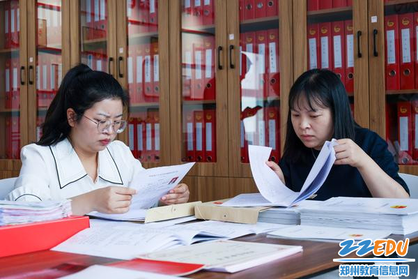 4.工作组查阅学校的各种过程性材料以及团员档案