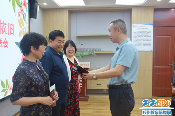 学校党总支书记、校长马海峰为退休教师发放退休证_副本