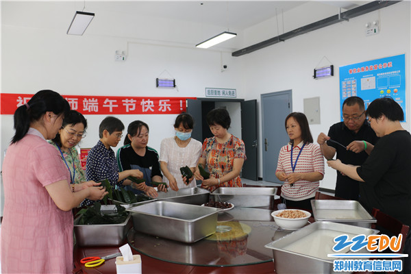 2赵芳老师详细讲解包粽子的步骤