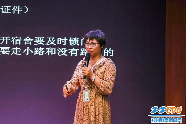 3刘巧玲老师为同学们讲解实习中应注意的安全事项