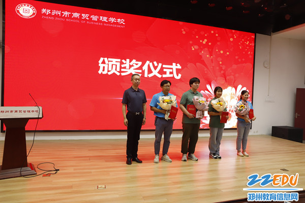 党总支书记、校长马海峰为获奖师生颁奖_副本