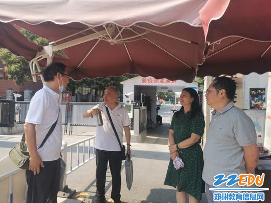 5学校领导看望送考老师郏卫星、朱福来