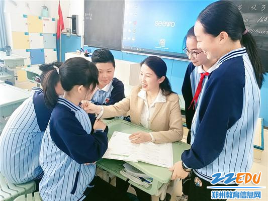 5王燕玲老师和孩子们一起交流 5王燕玲老师和孩子们一起交流