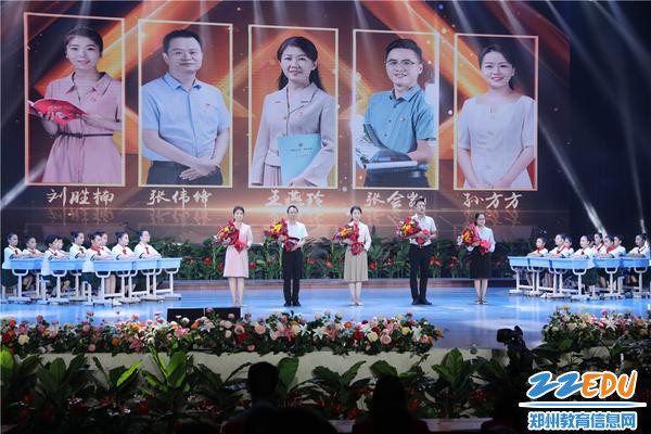 2王燕玲老师接受表彰 2王燕玲老师接受表彰