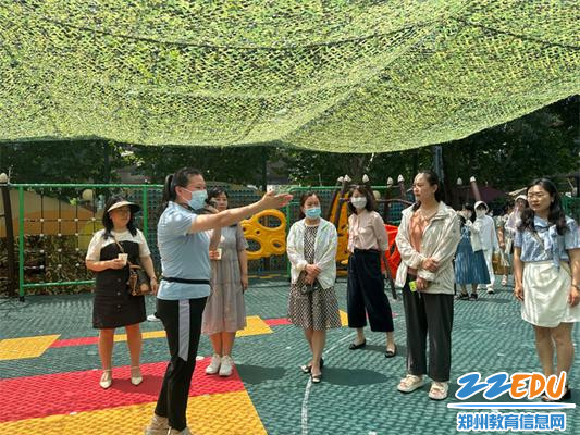 7.郑州市教工幼儿园教师带领学员参观幼儿园环境