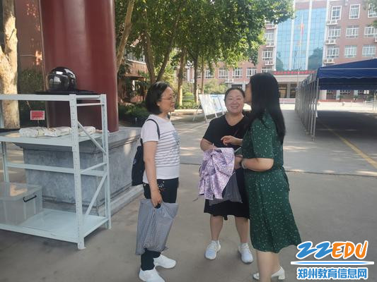 2学校领导看望送考老师刘荟、赵芳