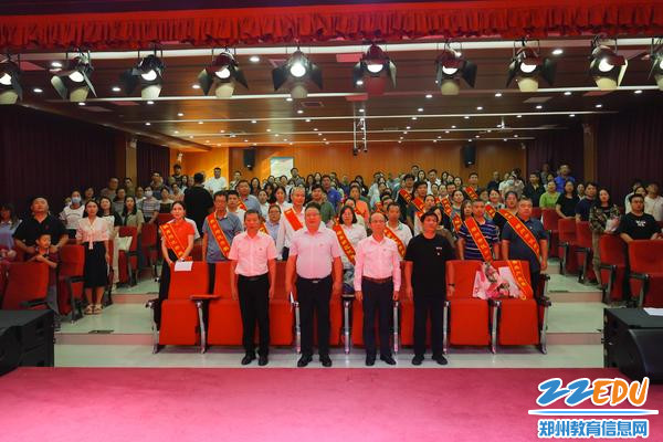 2.全体教师共同歌唱国歌