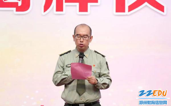 2023年9月6日巩义市大峪沟镇初级中学举行“全国国防教育示范学校”揭牌仪式上张溢校长做学校国防教育工作开展情况介绍_副本