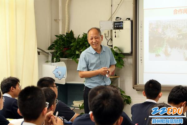 语文组陈文彬老师在上示范课《归园田居》_副本