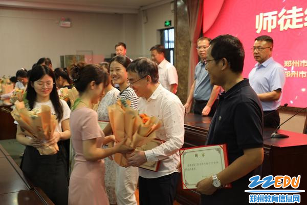 新教师向“师傅”献花拜师