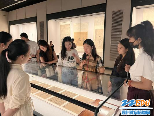 4王金凤老师对展览作品进行深入讲解