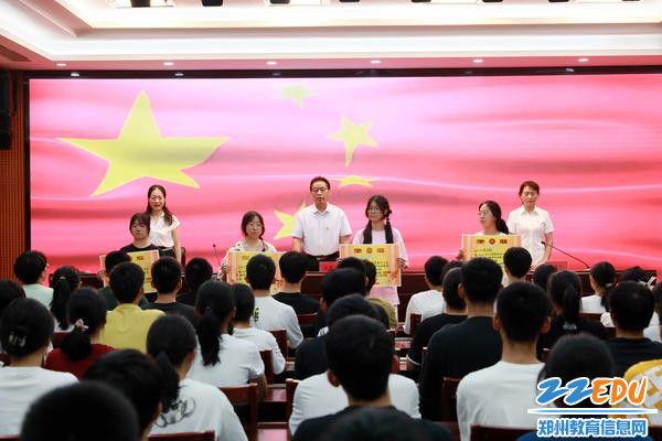 3.校领导向”2022-2023年度优秀团支部“颁奖