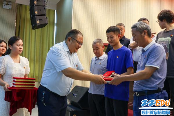 3校党委书记邵元辉为“学习强国”学习标兵颁发荣誉证书